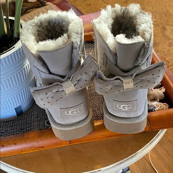 Like NEW. UGGS! Bow Booties. Silver/gray/glitz in stars/bow. Worn 3 hours. Sz 8 - Picture 2 of 6